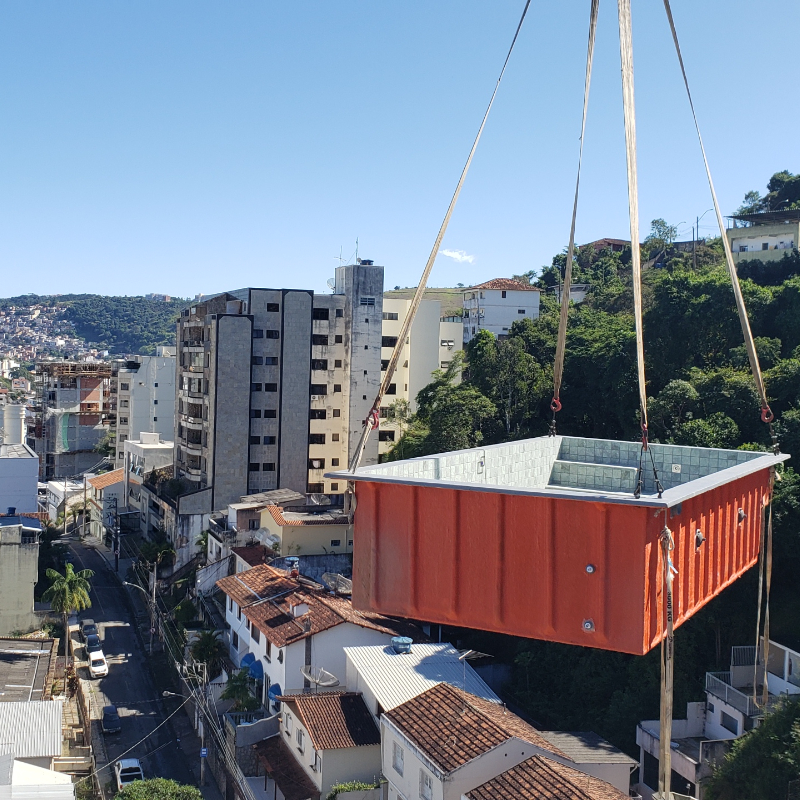 Piscina sob medida em Juiz de Fora: piscina sendo elevada por guindaste durante instalação (Foto: iGui Conceito)